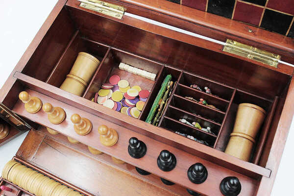 Дорожный набор настольных игр, компактно размещенных в специальной деревянной шкатулке с раздвижными створками, дополнительными вставками, креплениями и съемными полочками для хранения и транспортировки. 1880 - 1900-е гг. Западная Европа: